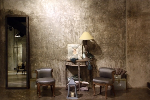 Showroom Interieur Design mumbai vintage sessel spiegel laterne
