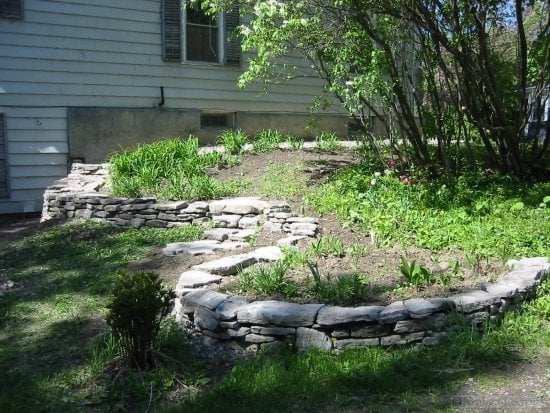Stützwand im Garten-Stein Mauer bauen