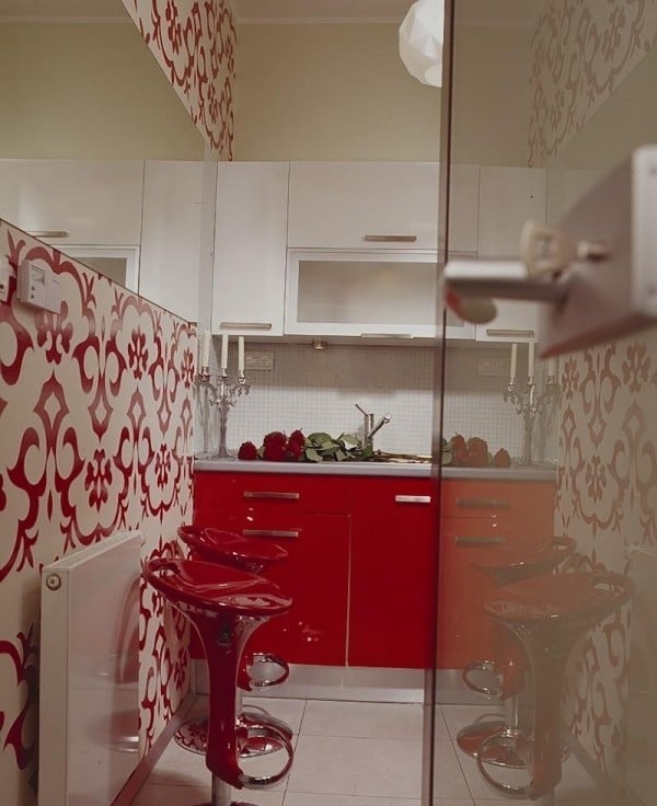 Tapeten-kleine Küche-ideen rot weiß barhocker