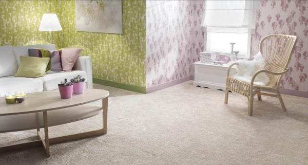 Teppichböden im Wohnbereich zart rosa grün hell holz 