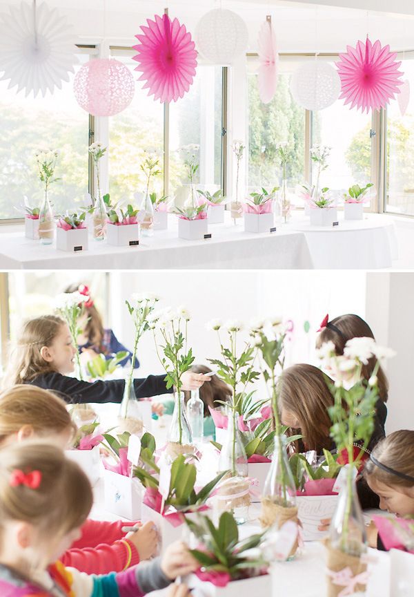 Tisch-Blumendeko mit Kindern basteln