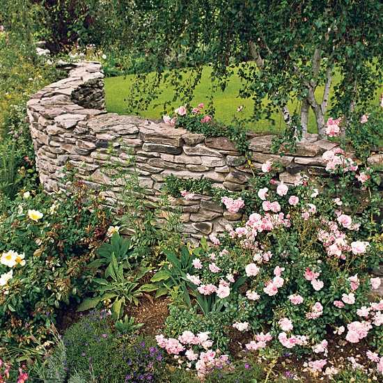 Trockenmauer Steine-üppiger Garten bepflanzen
