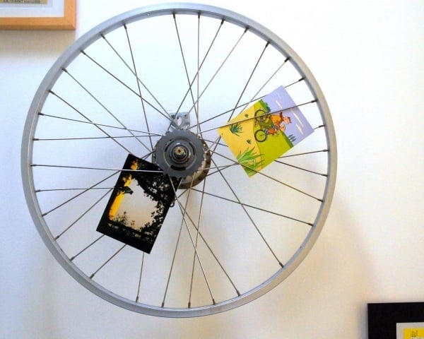 Upcycling-Ideen mit Fahrrad postkarten zwischen speichen
