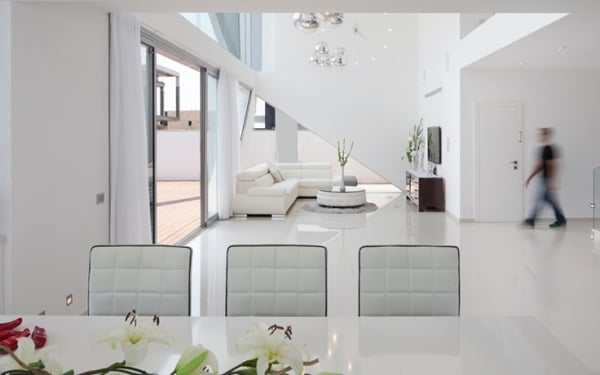 Villa Israel Innen Einrichtung-weiße Möbel