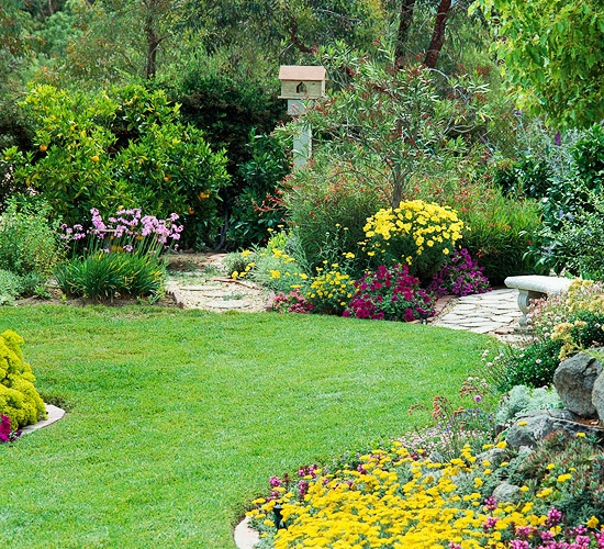 Vogelhaus Garten gestalten Rasen pflegen