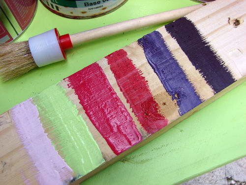 Wandgarderobe aus Holzpaletten bunte farben bemalen