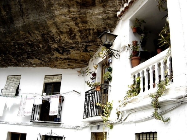 Weiße Häuser Balkon im Fels