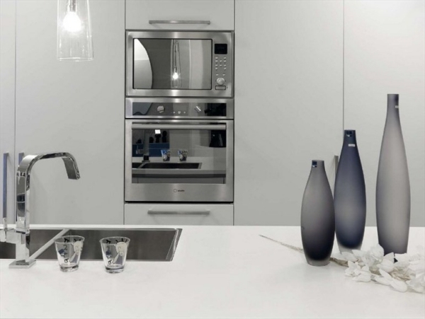 Weiße moderne Küche-Einrichtung Edelstahl Spüle