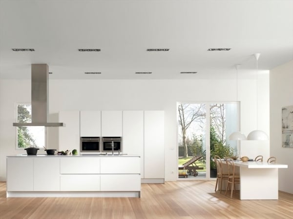 Weiße Küche Kochinsel moderne Küchengeräte integriert