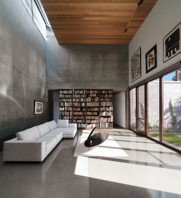 Wohnzimmer hohe Decke graue Wände-Bücherregal-Weiß Ecksofa
