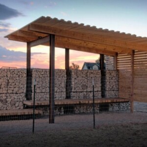 bauen-mit-holzpaletten-farm-konstruktionen-stein-holz