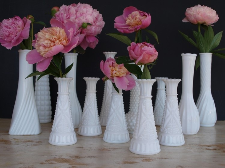 blumen-deko-fruehling-pfingstrosen-einzelne-porzellan-vasen