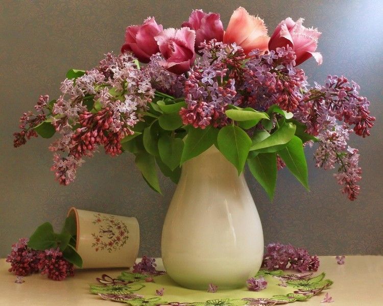 Blumen Deko für den Frühling porzellan-kanne-flieder-tulpen