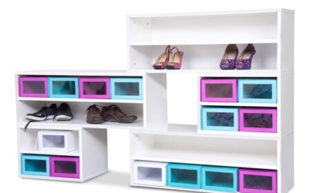 boxbase-modell-modernes-weißes-Schuhregal-kasten-violett-blau