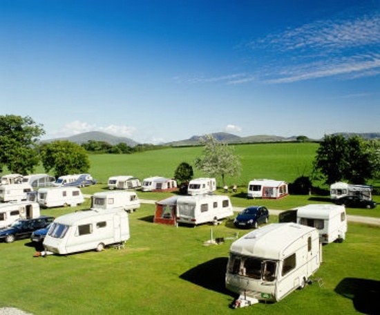 checkliste für camping wohnwagen campingplatz wiese