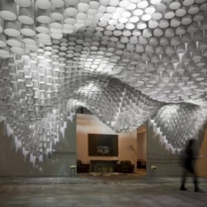designer-kronleuchter-aus-papier-kunst-installation