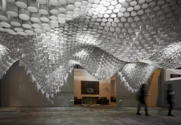 kronleuchter design aus papier kunst installation