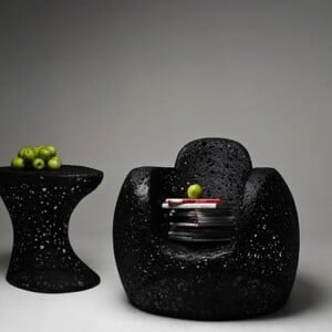 designer-möbel-aus-vulkanischem-stoff-tisch-sessel