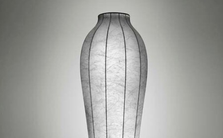 designer-stehlampe-von-flos-vase-blumen