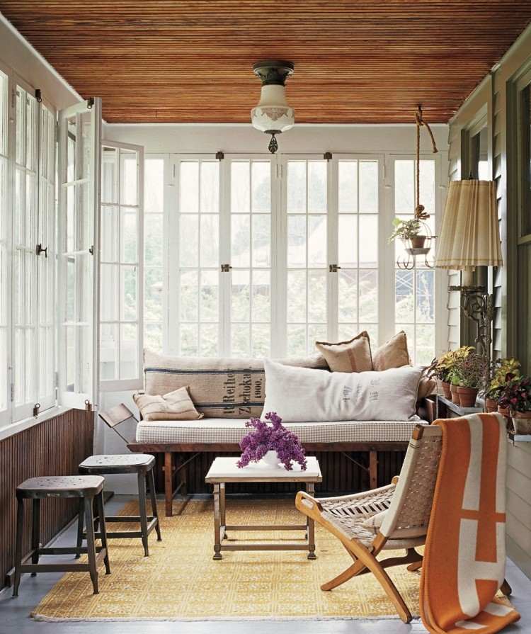 einrichtungsideen-wintergarten-veranda-rustikal-sitzbank-matte-kissen-teppich-sprossenfenster