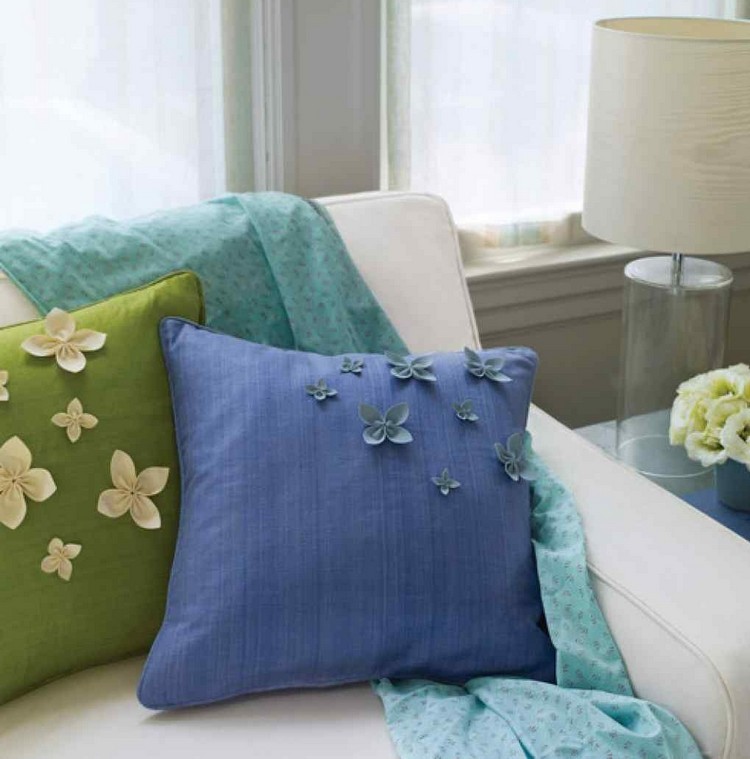 Frühlingsdeko für die Wohnung  sofa-kissen-filzblueten-aufpeppen