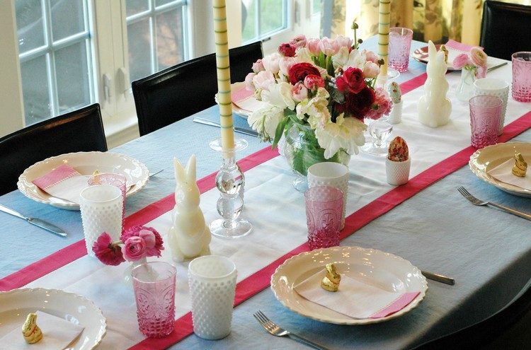 Frühlingsdeko für die Wohnung tisch-babyblaue-tischdecke-rosa-glaeser-hasenfiguren-blumen