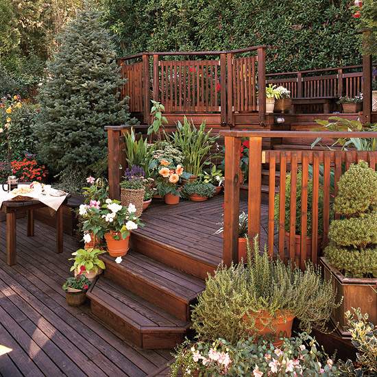 hanggarten anlegen holzdeck terrassenbau stufen