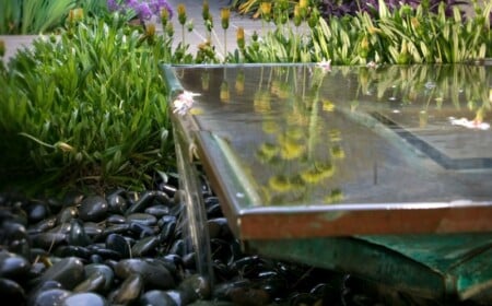 garten anlegen japanisch brunnen wasserfall kieselsteine schwarz