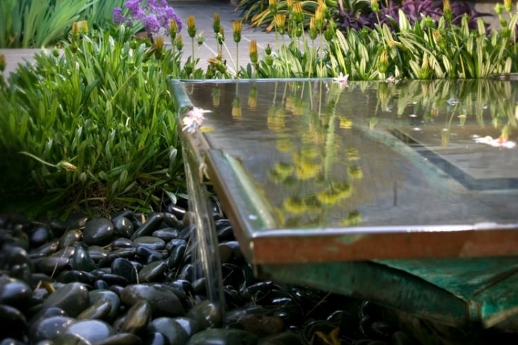 garten anlegen japanisch brunnen wasserfall kieselsteine schwarz