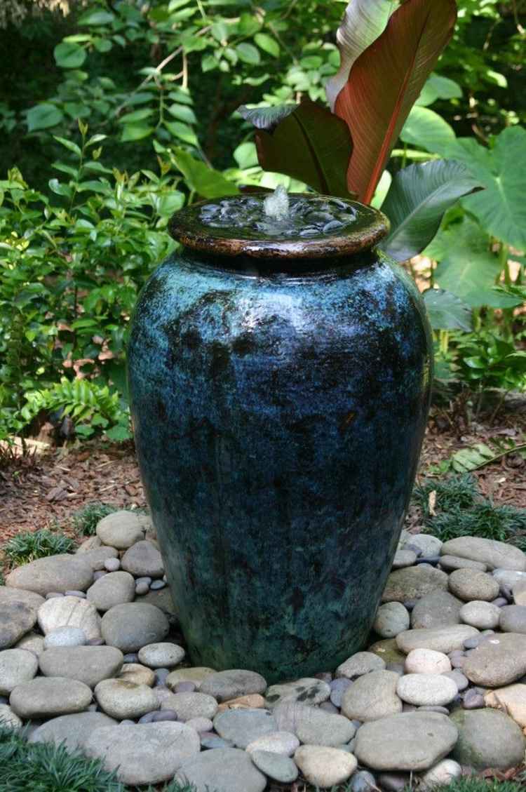 garten-brunnen-dunkelblau-kuebel-flusssteine-dekoration-pflanzen