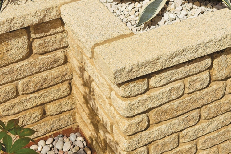 gartenmauer bauen stein beige kieselsteine pflanzen