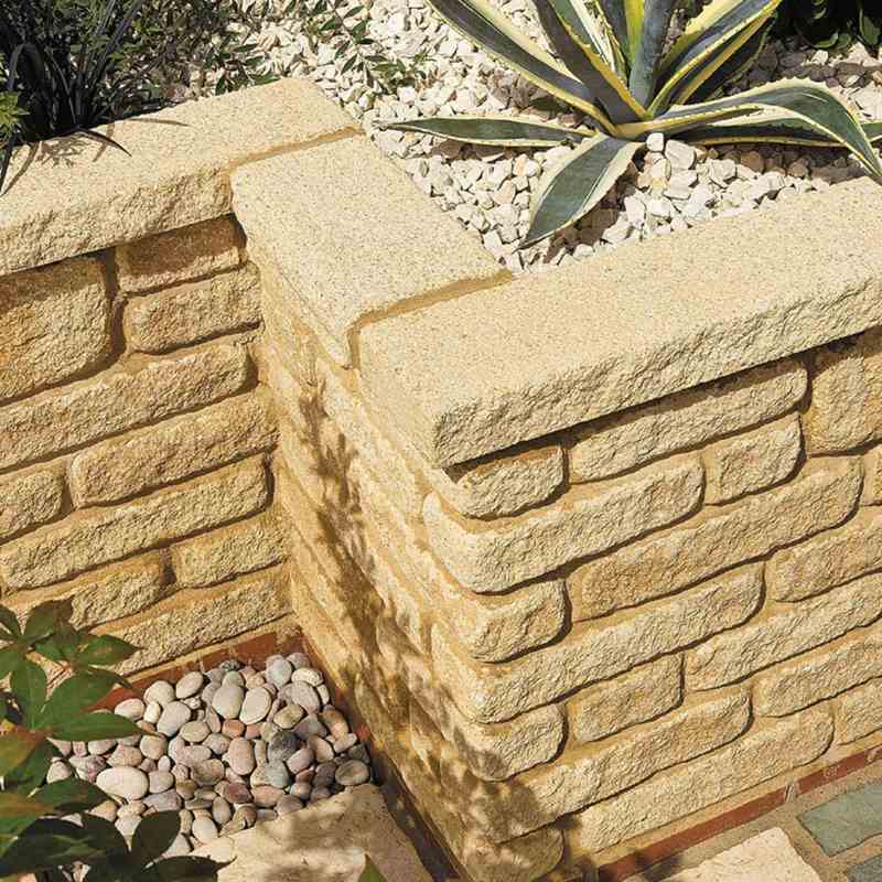 gartenmauer bauen stein beige kieselsteine pflanzen