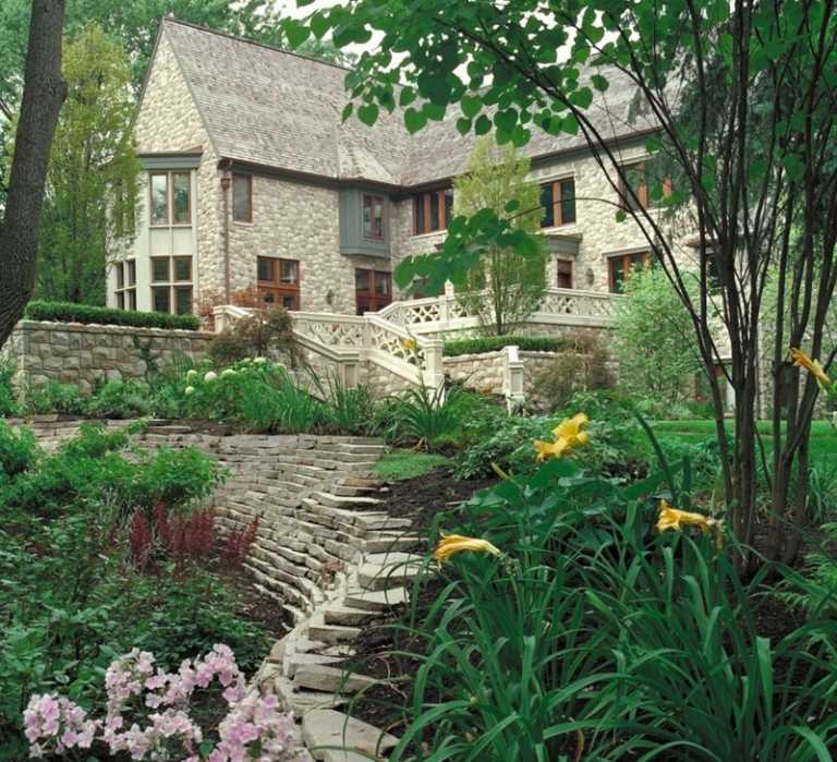gartenmauer bauen terrassen stufenform haus romantisch pflanzen