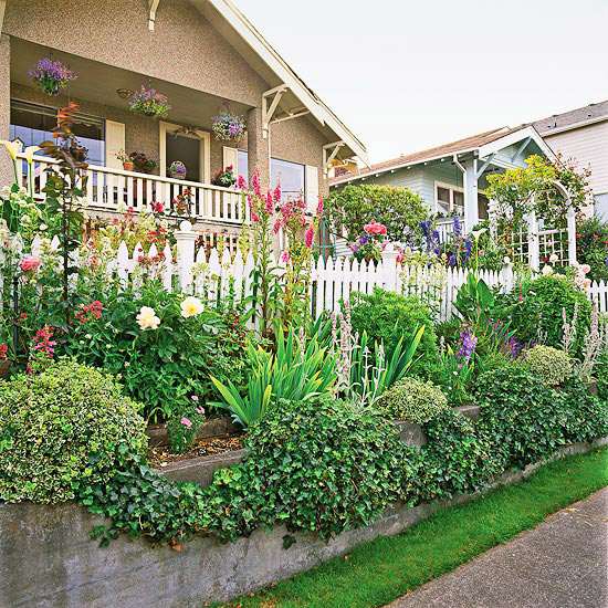 grüne bepflzanzte Gartenmauer Sichtschutz 