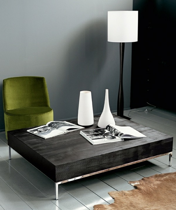 grüner Sessel Kaffeetisch Teppich weiße Stehlampe moderne Einrichtung Wohnzimmer