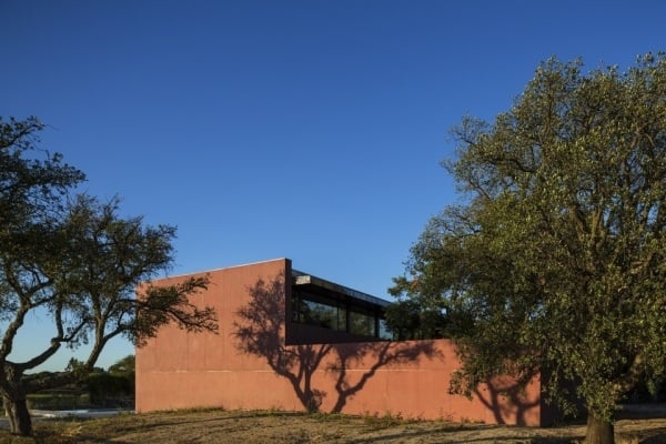 haus mit minimalistischer architektur in portugal seitenblick