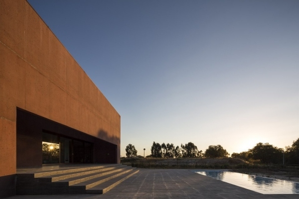 haus mit minimalistischer architektur in portugal vertikaler hof