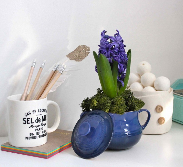 hyazinthe-fruehlingsdekoration-lila-keramik-suppentopf-moos