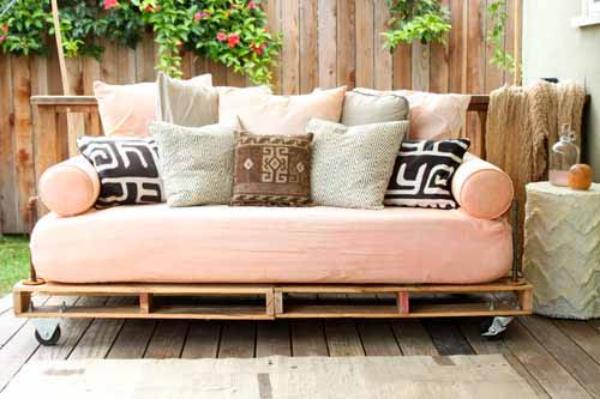 ideen für möbel aus holzpaletten beweglich rosa