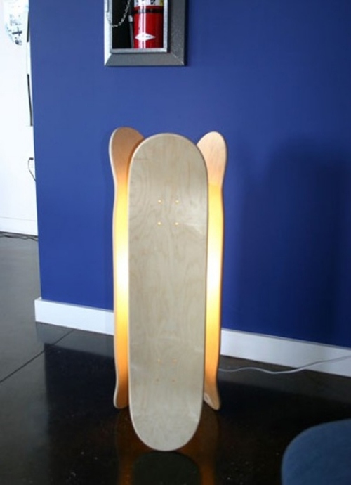 ideen für upcycled möbeldesign skateboard stehlampe