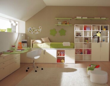 kinderzimmer-mit-dachschräge-hochbett-stauraum-grün-beige-thema