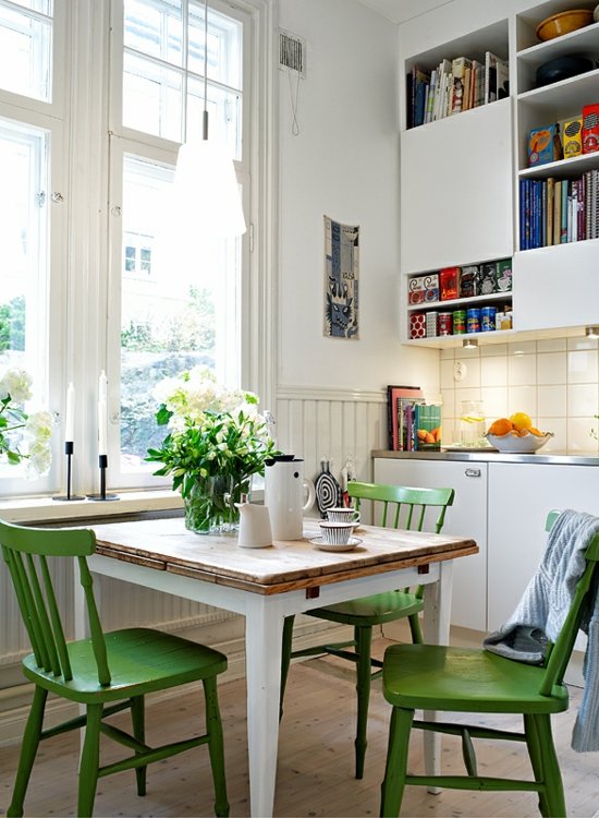 kleine Küche grüne Stühle Essplatz