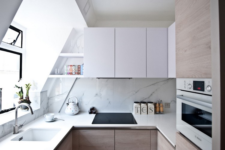 Kleine Küche einrichten -dachschraege-weisse-fronten-marmor-rueckwand-holz-fronten