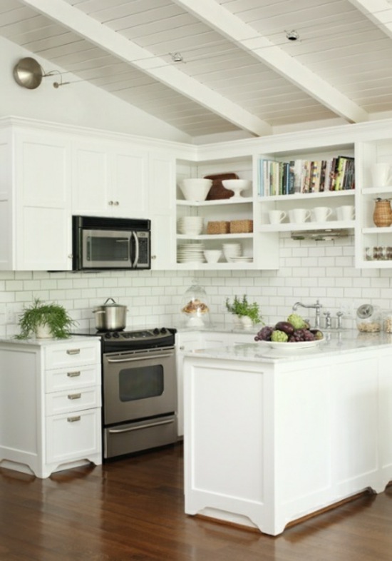 kleine weiße Küchenzeile einrichten Ideen Holzbalen 