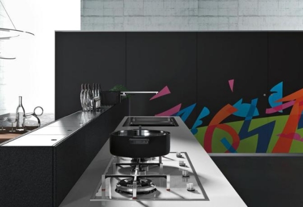 kochbereich schwarze küche bunte dekorationen schranktüren