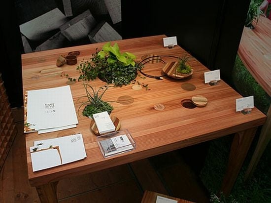 kreativer Holz Gartentisch- Pflanzen