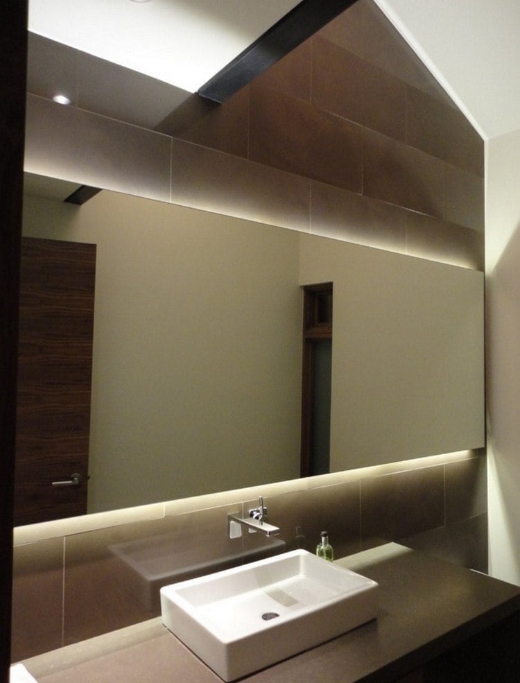  LED Leisten badezimmer-braune-fliesen-spiegel-hinterbeleuchtung