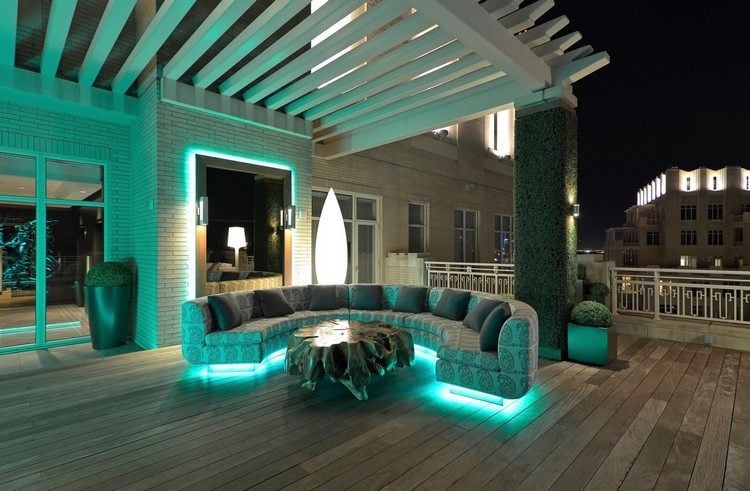  LED Leisten terrsse-sofa-spiegel-gruenes-licht