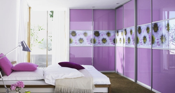 lila Schlafzimmer Einrichtungsideen begehbarer Kleiderschrank 