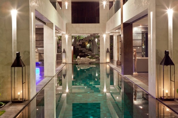 luxus ferienvilla in bali laternen kerzen pool